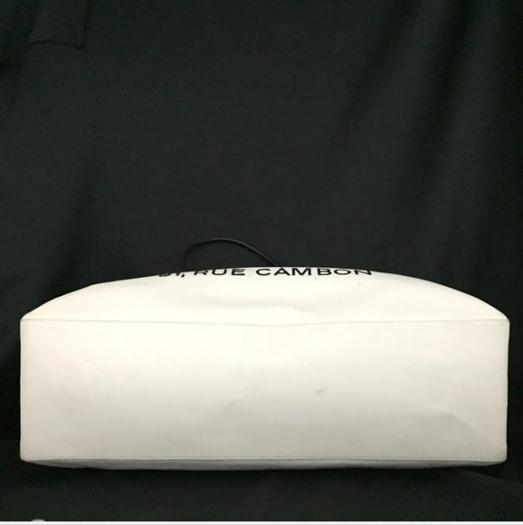 CHANEL Large White Leather '31 Rue Cambon' Tote Bag - Picture 6 of 11